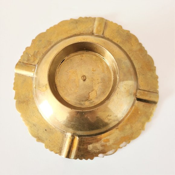 Vintage etched brass ashtray with red inlay. - Picture 3 of 3